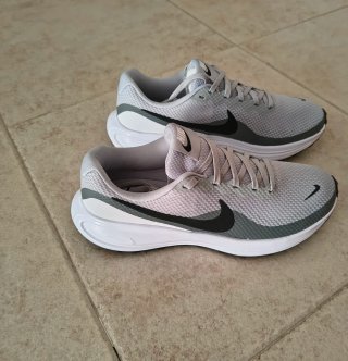 Vendo zapatillas Nike originales nuevos , talla 40