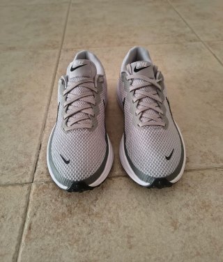 Vendo zapatillas Nike originales nuevos , talla 40