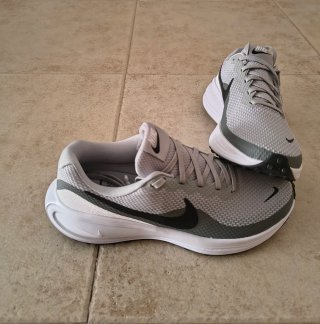 Vendo zapatillas Nike originales nuevos , talla 40