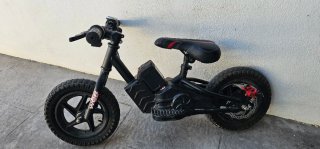 Bicicleta eléctrica infantil negra