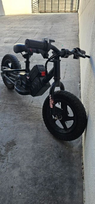Bicicleta eléctrica infantil negra
