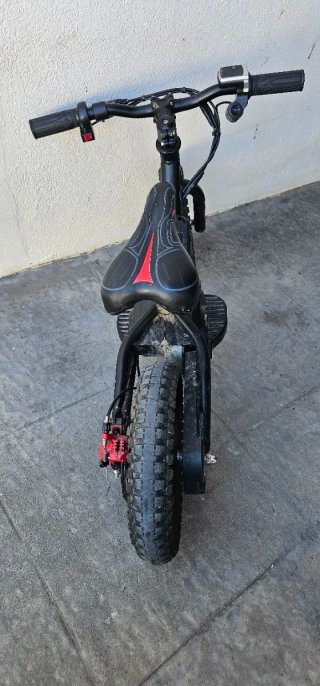 Bicicleta eléctrica infantil negra