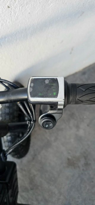 Bicicleta eléctrica infantil negra