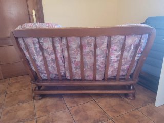 Sillón de madera con cojines florales