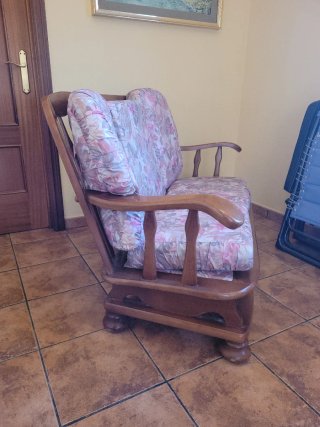 Sillón de madera con cojines florales