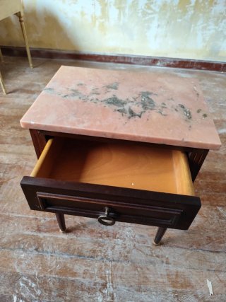 Mesita auxiliar vintage mármol rosa y madera
