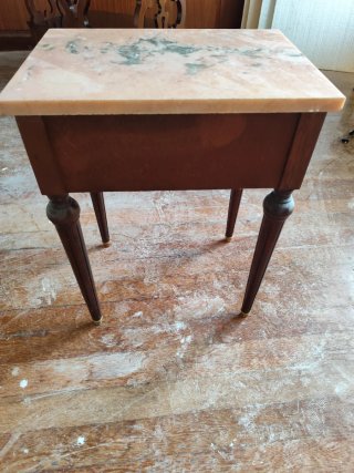 Mesita auxiliar vintage mármol rosa y madera
