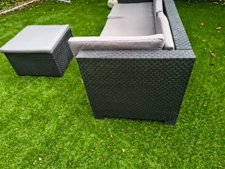 Sofa de exterior con reposapies y cojines de tela