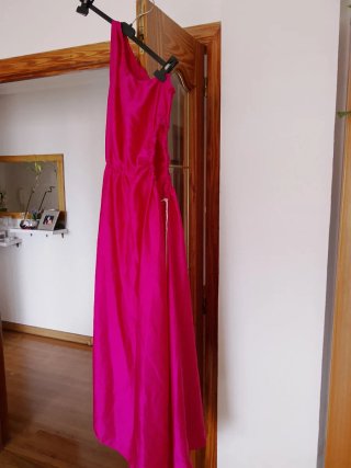 Vestido fucsia asimétrico