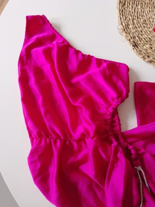 Vestido fucsia asimétrico