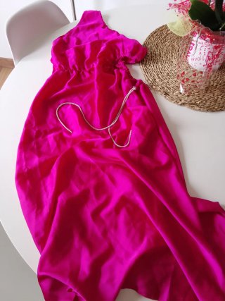Vestido fucsia asimétrico