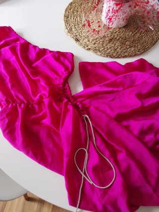 Vestido fucsia asimétrico