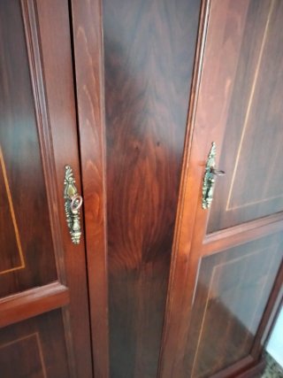 Conjunto armario, cama y mesilla de madera.