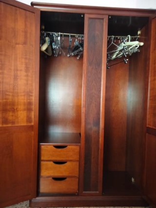 Conjunto armario, cama y mesilla de madera.
