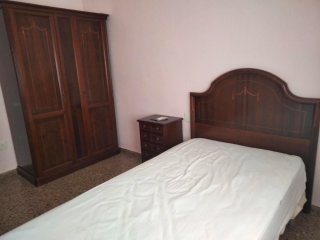Conjunto armario, cama y mesilla de madera.