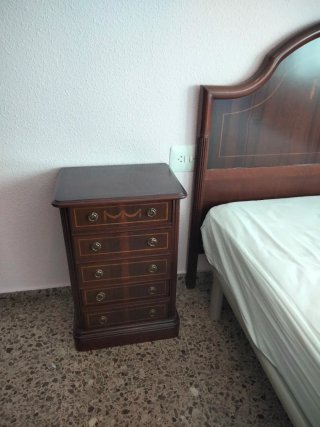 Conjunto armario, cama y mesilla de madera.