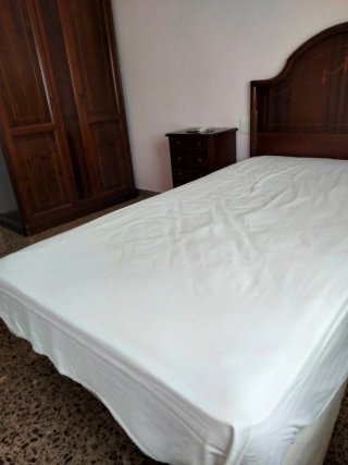 Conjunto armario, cama y mesilla de madera.