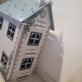 Casa de juguete de madera.
