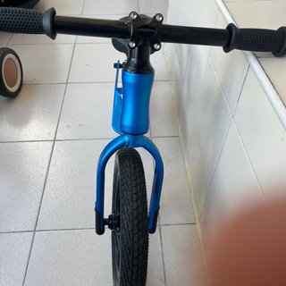 Bicicleta sin pedales azul