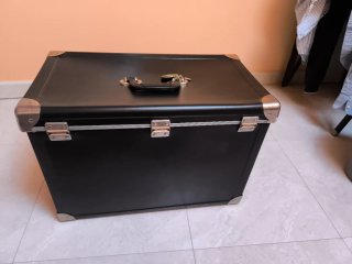 Caja de transporte negra metálica