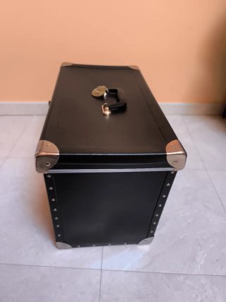 Caja de transporte negra metálica