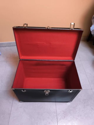 Caja de transporte negra metálica
