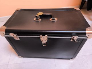 Caja de transporte negra metálica