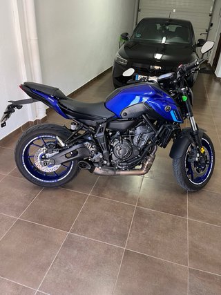 Yamaha MT-07 2022 - 4.700 km con escape Akrapovič