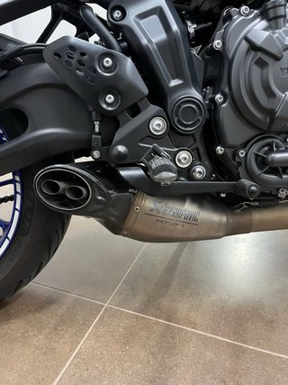 Yamaha MT-07 2022 - 4.700 km con escape Akrapovič