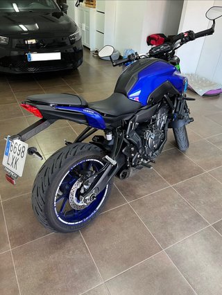 Yamaha MT-07 2022 - 4.700 km con escape Akrapovič