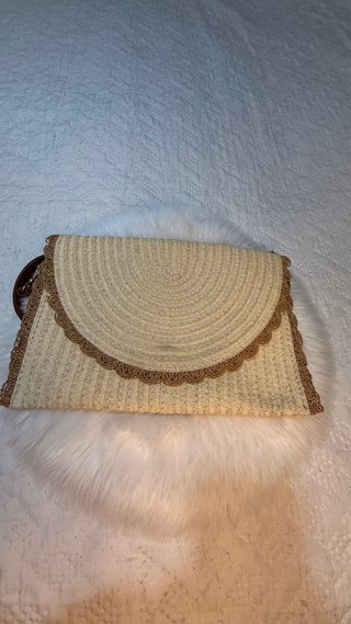 Bolso de paja con asa de cuero