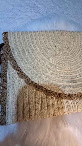 Bolso de paja con asa de cuero