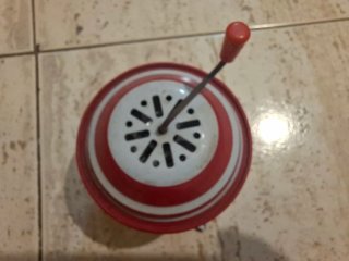 Juguete hojalata vintage indios con manivela