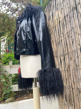 Chaqueta Vinilo y Pelo Negra