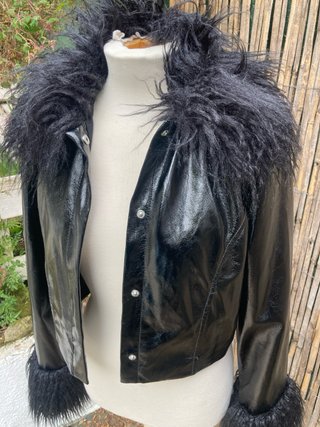 Chaqueta Vinilo y Pelo Negra