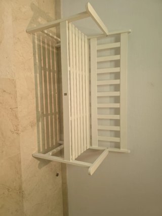 Silla de madera blanca jardín o terraza