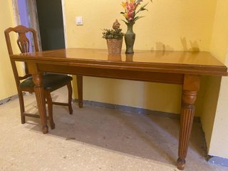 Mesa de comedor de madera
