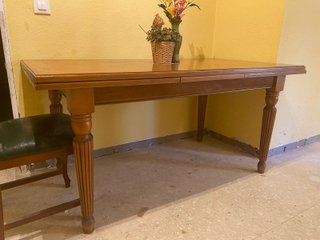 Mesa de comedor de madera
