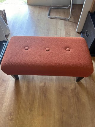 Banqueta naranja para pie de cama o vestidor