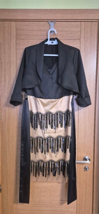 Vestido de fiesta negro y beige con flecos
