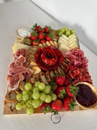 Tabla de embutidos frutas y quesos