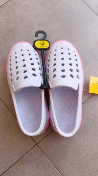 Zapatos blancos y rosas para niñas