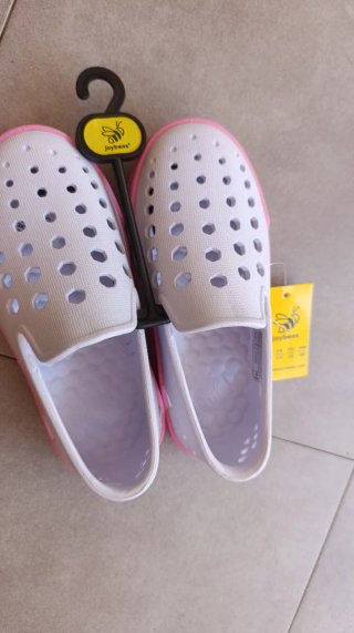 Zapatos blancos y rosas para niñas