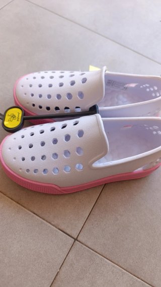 Zapatos blancos y rosas para niñas