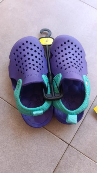 Sandalias moradas y turquesa para niños