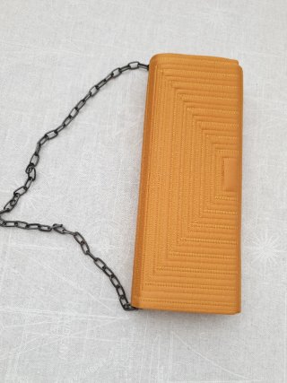 Cartera de mano seda color mostaza