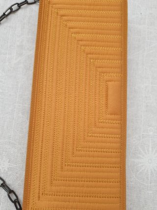 Cartera de mano seda color mostaza