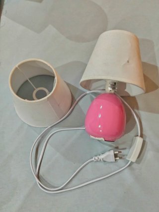 Lámpara de mesa rosa y blanca