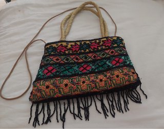 Bandolera bordada a mano con cuentas