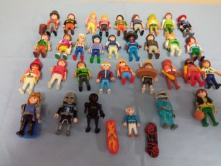 33 Figuras Playmobil + 2 Patinetes